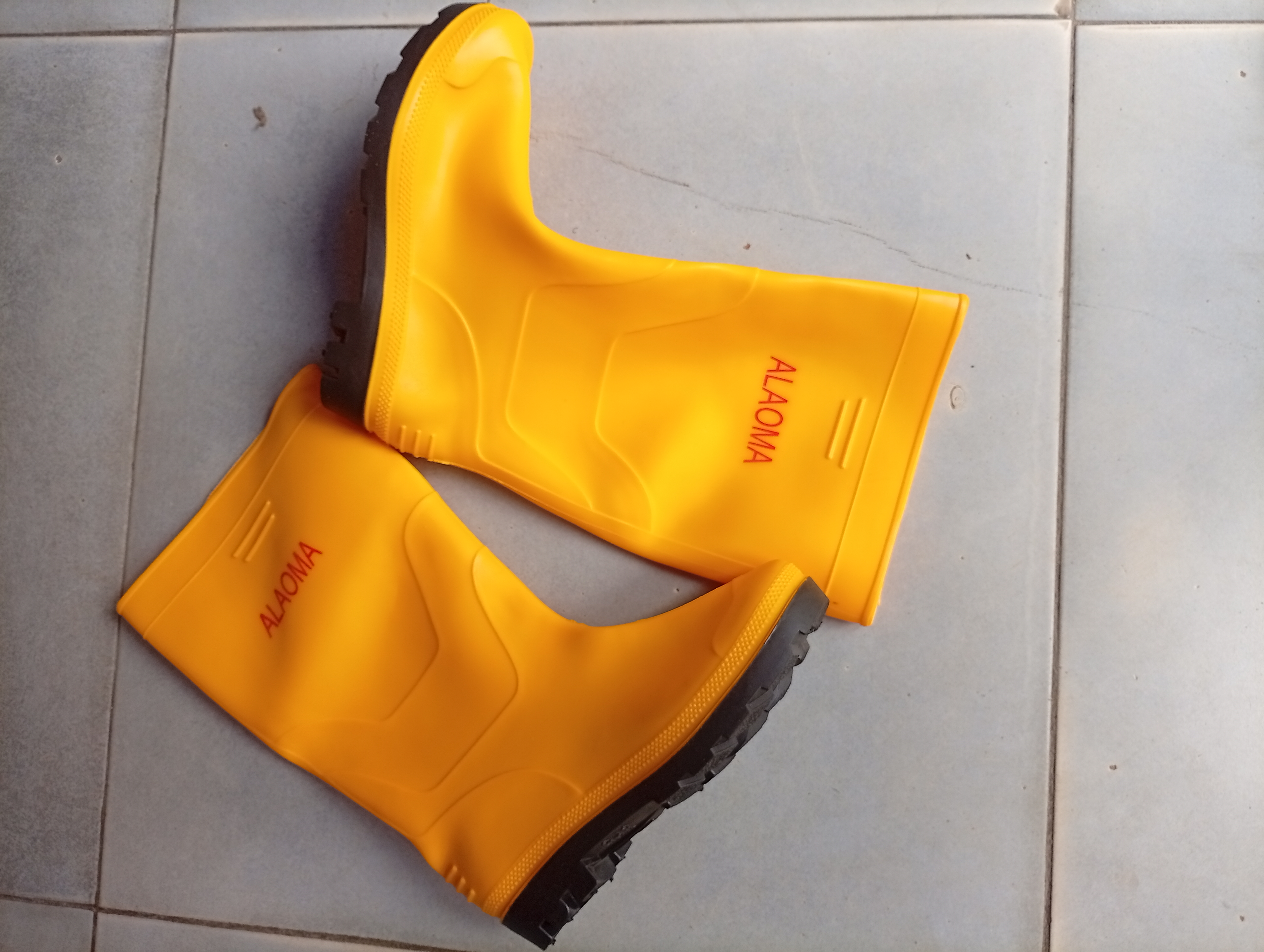 Non-safety rain boots